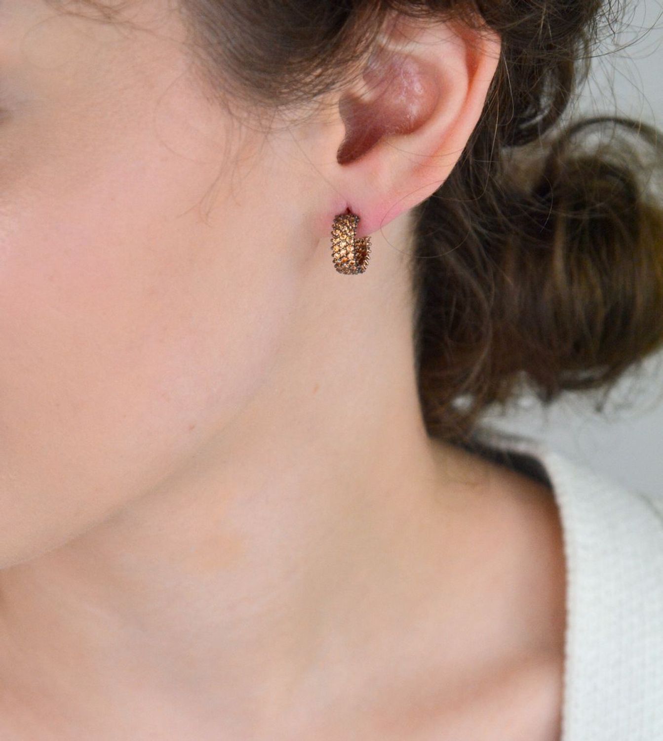 Kolczyki kółeczka ze srebra 925, pozłacane różowym złotem. Ozdobione szampańskimi cyrkoniami. Długość 1,2 cm, szerokość 5 mm, waga 3,30 g, zapięcie na sztyft. Elegancja i subtelny blask.1.jpg