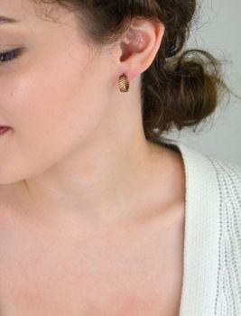 Kolczyki kółeczka ze srebra 925, pozłacane różowym złotem. Ozdobione szampańskimi cyrkoniami. Długość 1,2 cm, szerokość 5 mm, waga 3,30 g, zapięcie na sztyft. Elegancja i subtelny blask (1).JPG