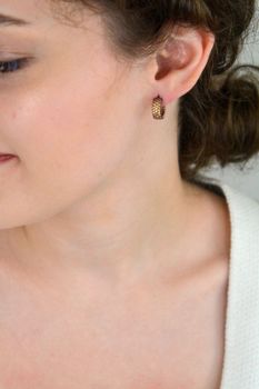 Kolczyki kółeczka ze srebra 925, pozłacane różowym złotem. Ozdobione szampańskimi cyrkoniami. Długość 1,2 cm, szerokość 5 mm, waga 3,30 g, zapięcie na sztyft. Elegancja i subtelny blask (3).JPG