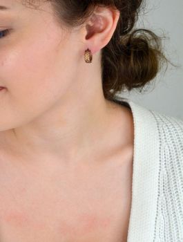 Kolczyki kółeczka ze srebra 925, pozłacane różowym złotem. Ozdobione szampańskimi cyrkoniami. Długość 1,2 cm, szerokość 5 mm, waga 3,30 g, zapięcie na sztyft. Elegancja i subtelny blask (4).JPG