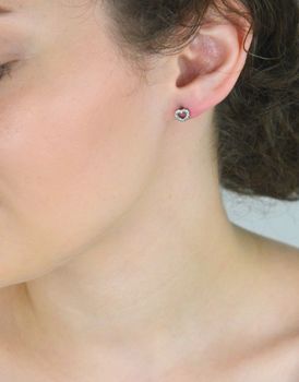 Srebrne kolczyki damskie próba 925 w kształcie serduszek, zdobione cyrkoniami, zapięcie na sztyft, wielkość 6 mm. Elegancka biżuteria na każdą okazję (1).JPG