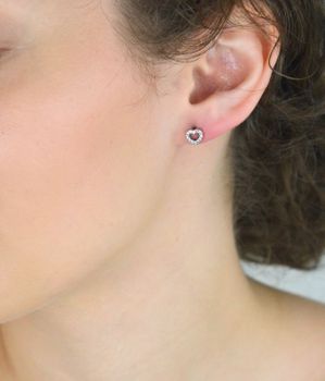 Srebrne kolczyki damskie próba 925 w kształcie serduszek, zdobione cyrkoniami, zapięcie na sztyft, wielkość 6 mm. Elegancka biżuteria na każdą okazję (2).JPG