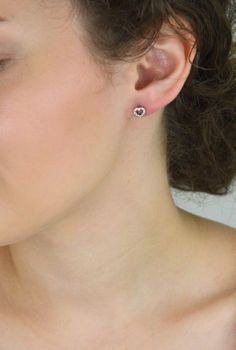 Srebrne kolczyki damskie próba 925 w kształcie serduszek, zdobione cyrkoniami, zapięcie na sztyft, wielkość 6 mm. Elegancka biżuteria na każdą okazję (3).JPG