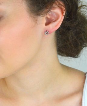 Srebrne kolczyki damskie próba 925 w kształcie serduszek, zdobione cyrkoniami, zapięcie na sztyft, wielkość 6 mm. Elegancka biżuteria na każdą okazję (5).JPG