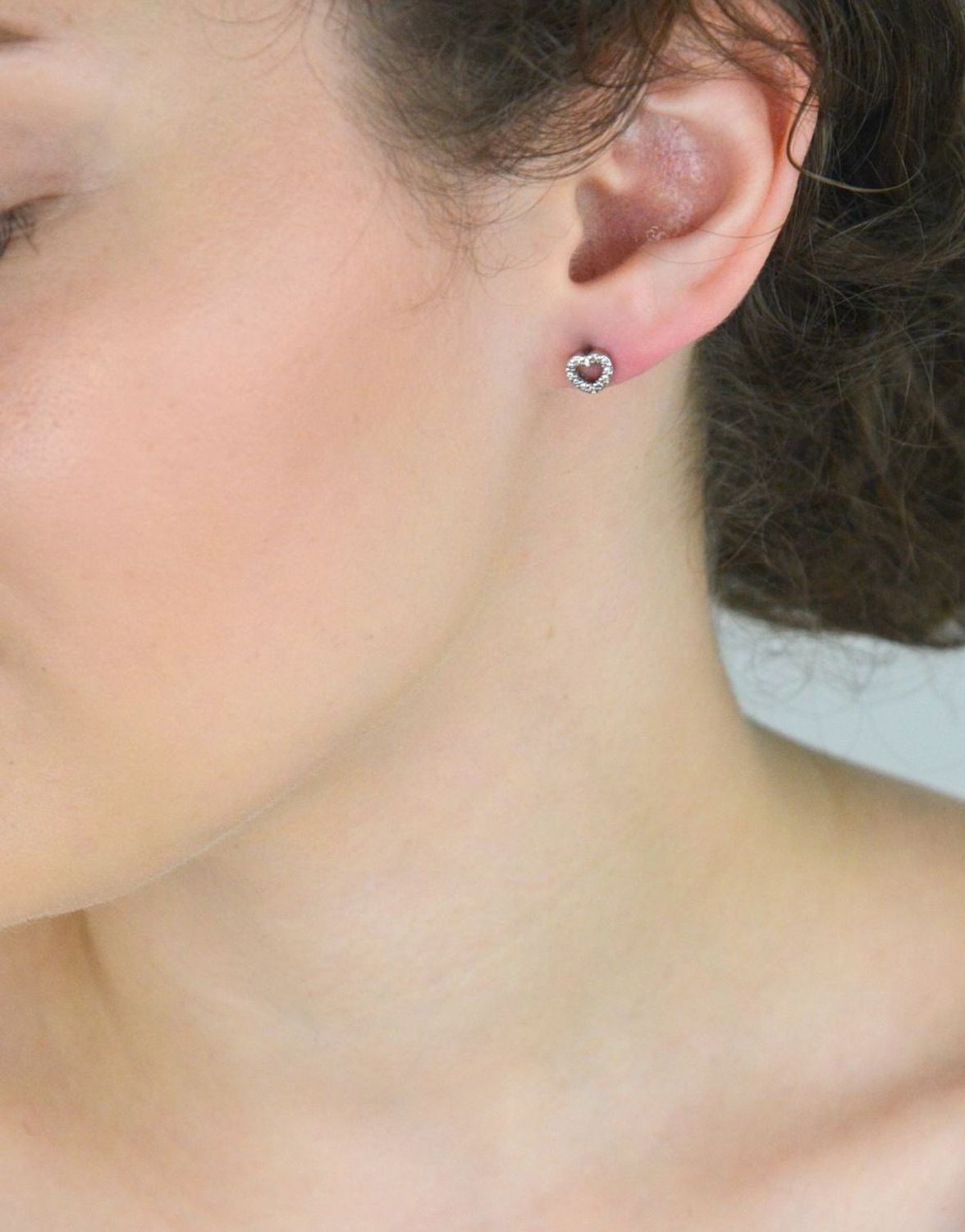 Srebrne kolczyki damskie próba 925 w kształcie serduszek, zdobione cyrkoniami, zapięcie na sztyft, wielkość 6 mm. Elegancka biżuteria na każdą okazję.1.jpg