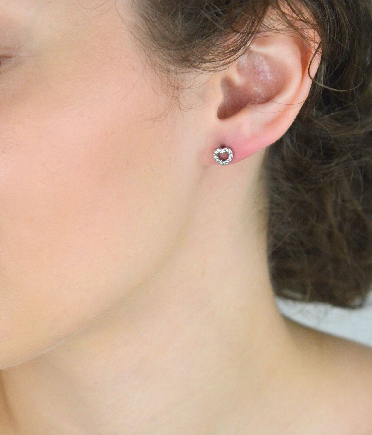 Srebrne kolczyki damskie próba 925 w kształcie serduszek, zdobione cyrkoniami, zapięcie na sztyft, wielkość 6 mm. Elegancka biżuteria na każdą okazję.1.jpg