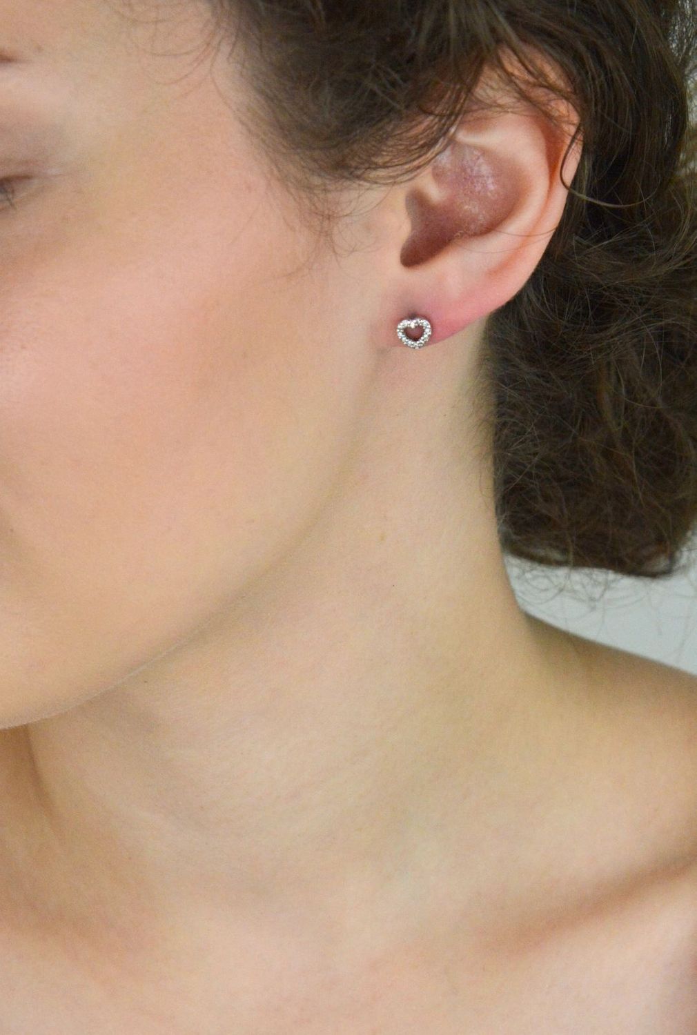 Srebrne kolczyki damskie próba 925 w kształcie serduszek, zdobione cyrkoniami, zapięcie na sztyft, wielkość 6 mm. Elegancka biżuteria na każdą okazję.1.jpg