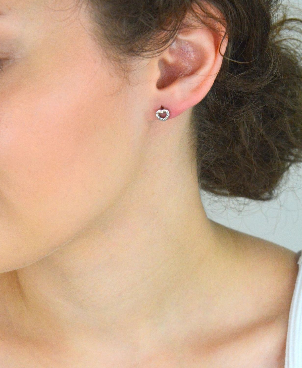 Srebrne kolczyki damskie próba 925 w kształcie serduszek, zdobione cyrkoniami, zapięcie na sztyft, wielkość 6 mm. Elegancka biżuteria na każdą okazję.1.jpg