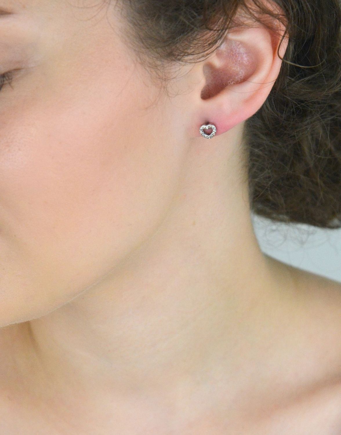 Srebrne kolczyki damskie próba 925 w kształcie serduszek, zdobione cyrkoniami, zapięcie na sztyft, wielkość 6 mm. Elegancka biżuteria na każdą okazję.1.jpg