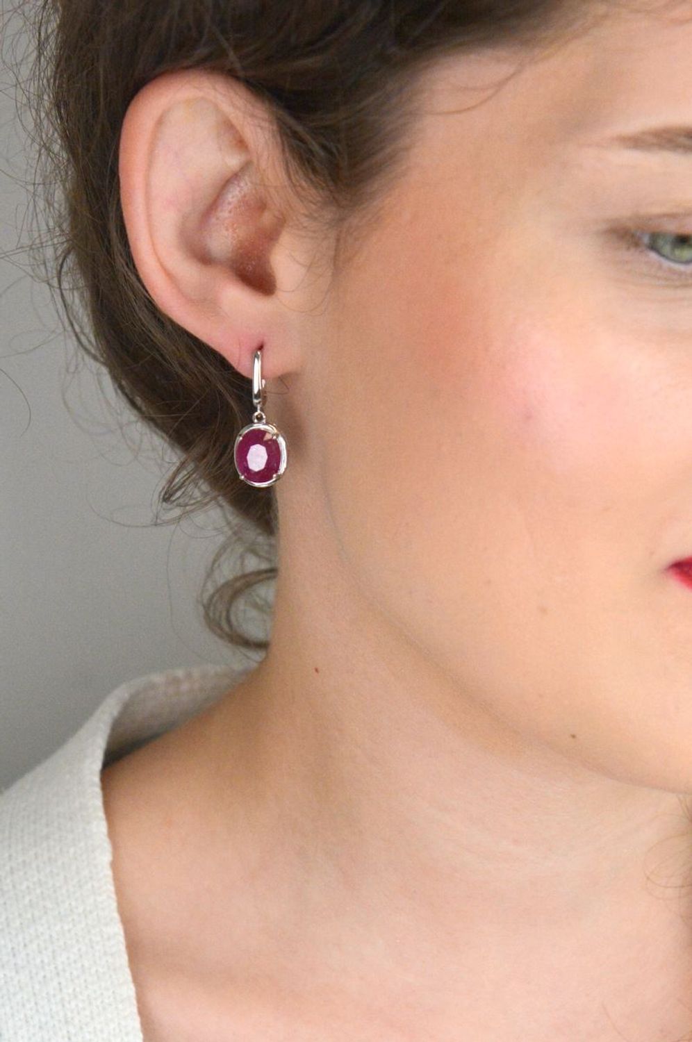 Wiszące kolczyki damskie ze srebra próby 925 z owalnymi rubinami. Eleganckie, z angielskim zapięciem. Wymiary 2,7 x 1,1 cm, waga 5,87 g. Idealne na prezent lub wyjątkowe wyjście.1.jpg