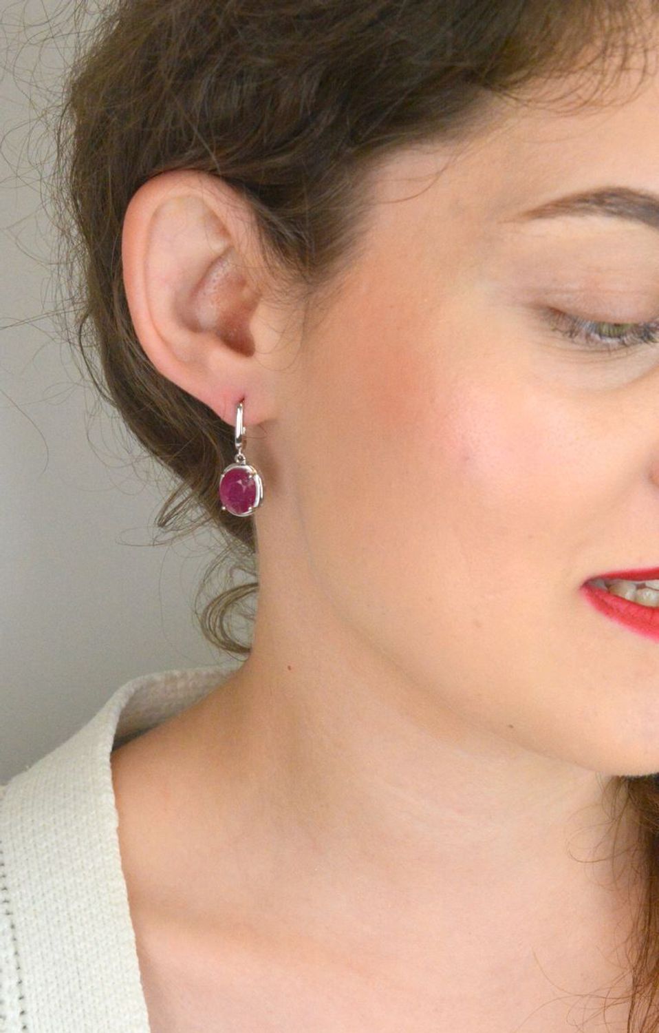 Wiszące kolczyki damskie ze srebra próby 925 z owalnymi rubinami. Eleganckie, z angielskim zapięciem. Wymiary 2,7 x 1,1 cm, waga 5,87 g. Idealne na prezent lub wyjątkowe wyjście.1.jpg