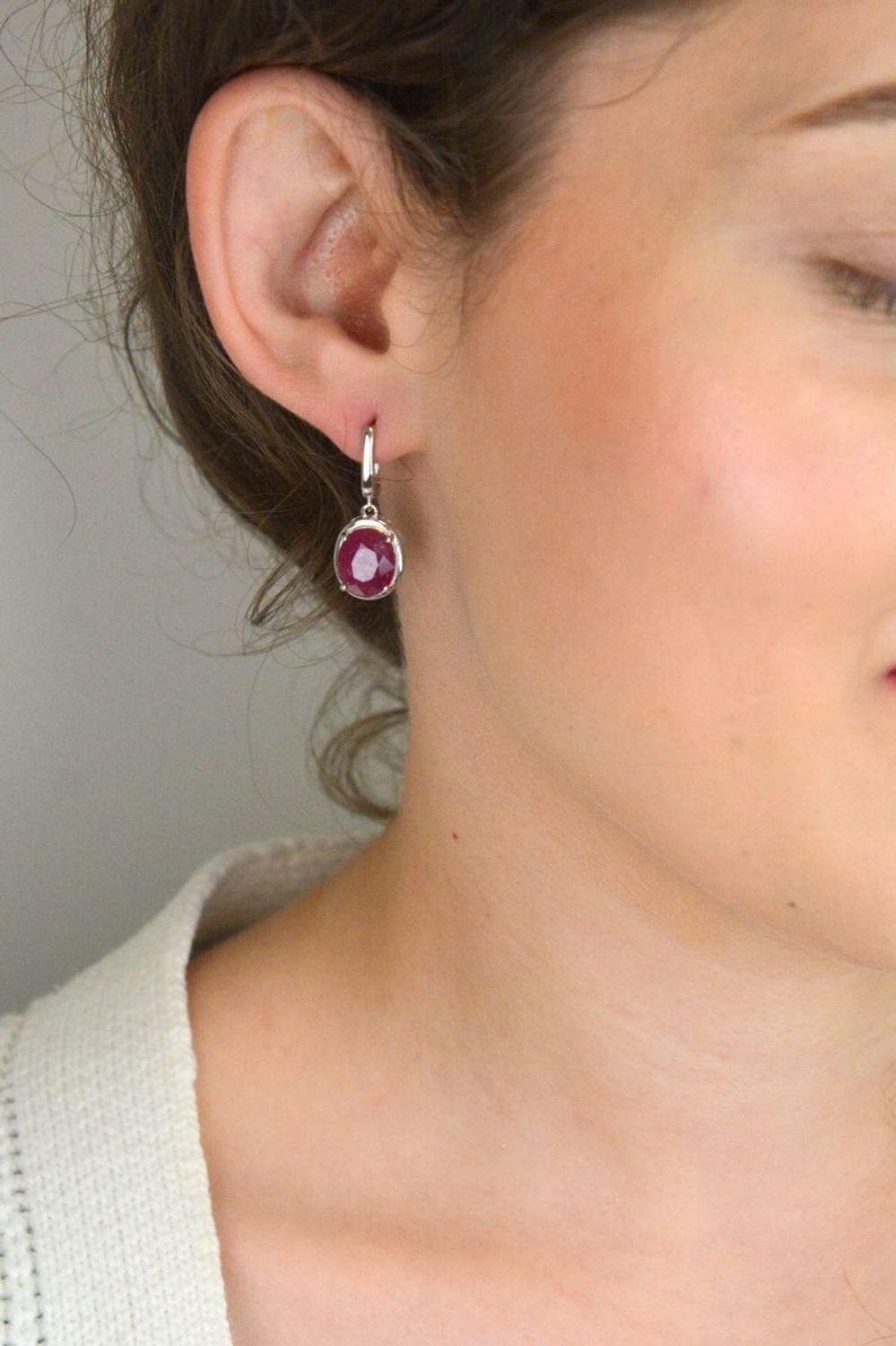 Wiszące kolczyki damskie ze srebra próby 925 z owalnymi rubinami. Eleganckie, z angielskim zapięciem. Wymiary 2,7 x 1,1 cm, waga 5,87 g. Idealne na prezent lub wyjątkowe wyjście.1.jpg