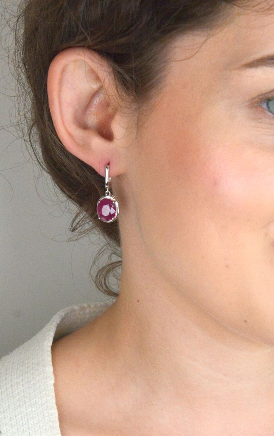 Wiszące kolczyki damskie ze srebra próby 925 z owalnymi rubinami. Eleganckie, z angielskim zapięciem. Wymiary 2,7 x 1,1 cm, waga 5,87 g. Idealne na prezent lub wyjątkowe wyjście.1.jpg