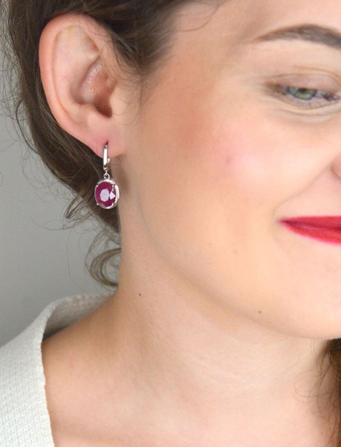 Wiszące kolczyki damskie ze srebra próby 925 z owalnymi rubinami. Eleganckie, z angielskim zapięciem. Wymiary 2,7 x 1,1 cm, waga 5,87 g. Idealne na prezent lub wyjątkowe wyjście.1.jpg