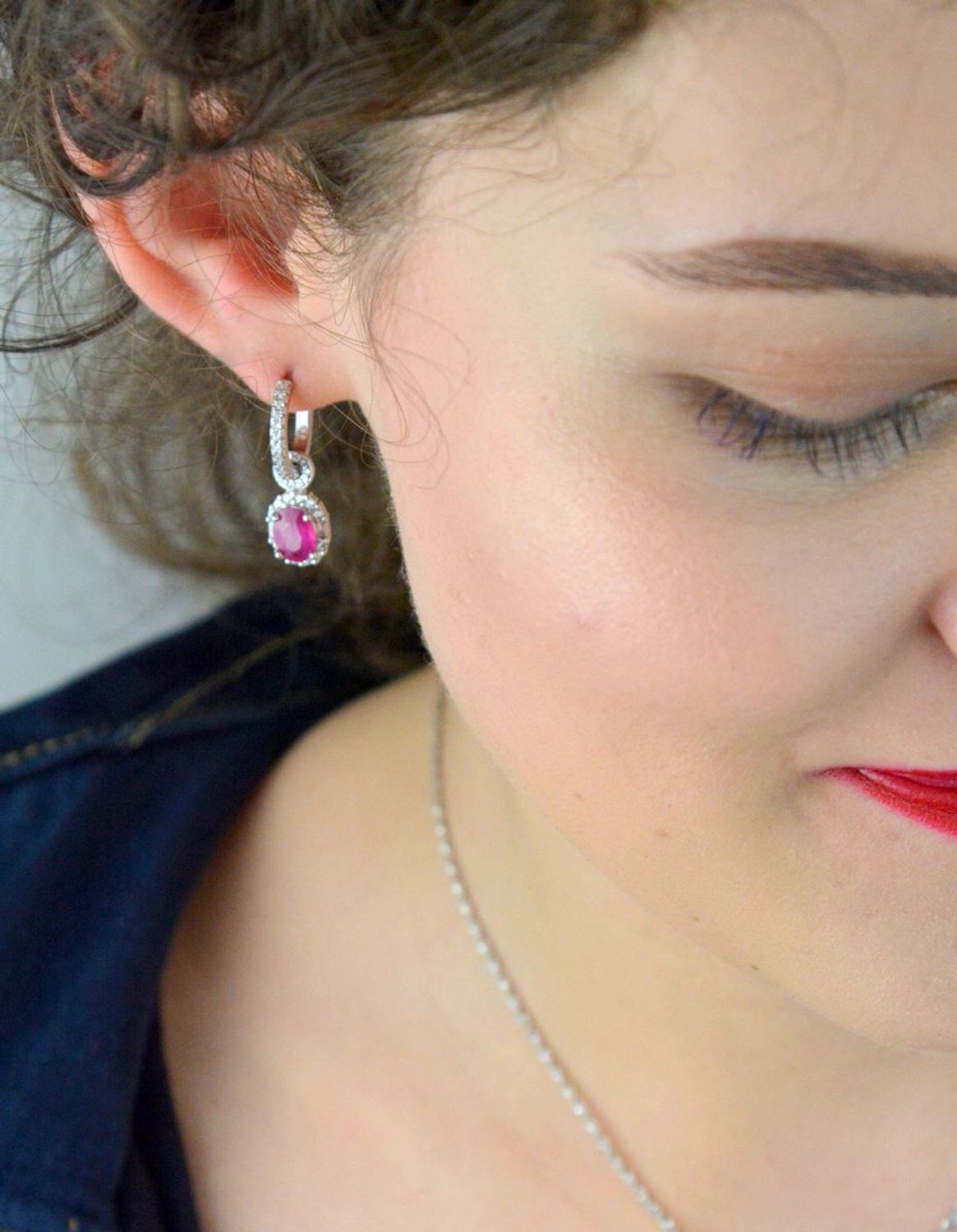 Kolczyki srebrne próby 925 z rubinami i cyrkoniami. Długość 2,5 cm, szerokość 8 mm, zapięcie na zatrzask. Model DIA-KLC-13075-925 – elegancja i kobiecy blask.1.jpg