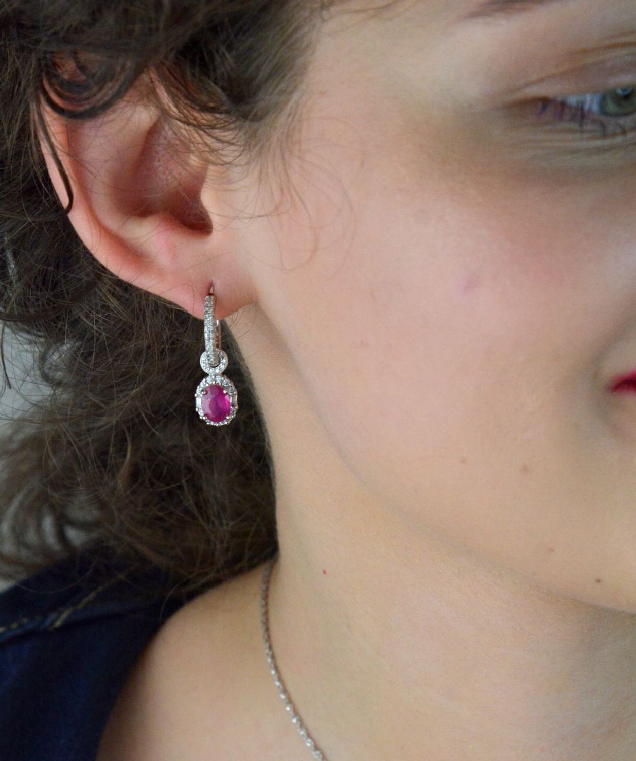 Kolczyki srebrne próby 925 z rubinami i cyrkoniami. Długość 2,5 cm, szerokość 8 mm, zapięcie na zatrzask. Model DIA-KLC-13075-925 – elegancja i kobiecy blask.1.jpg