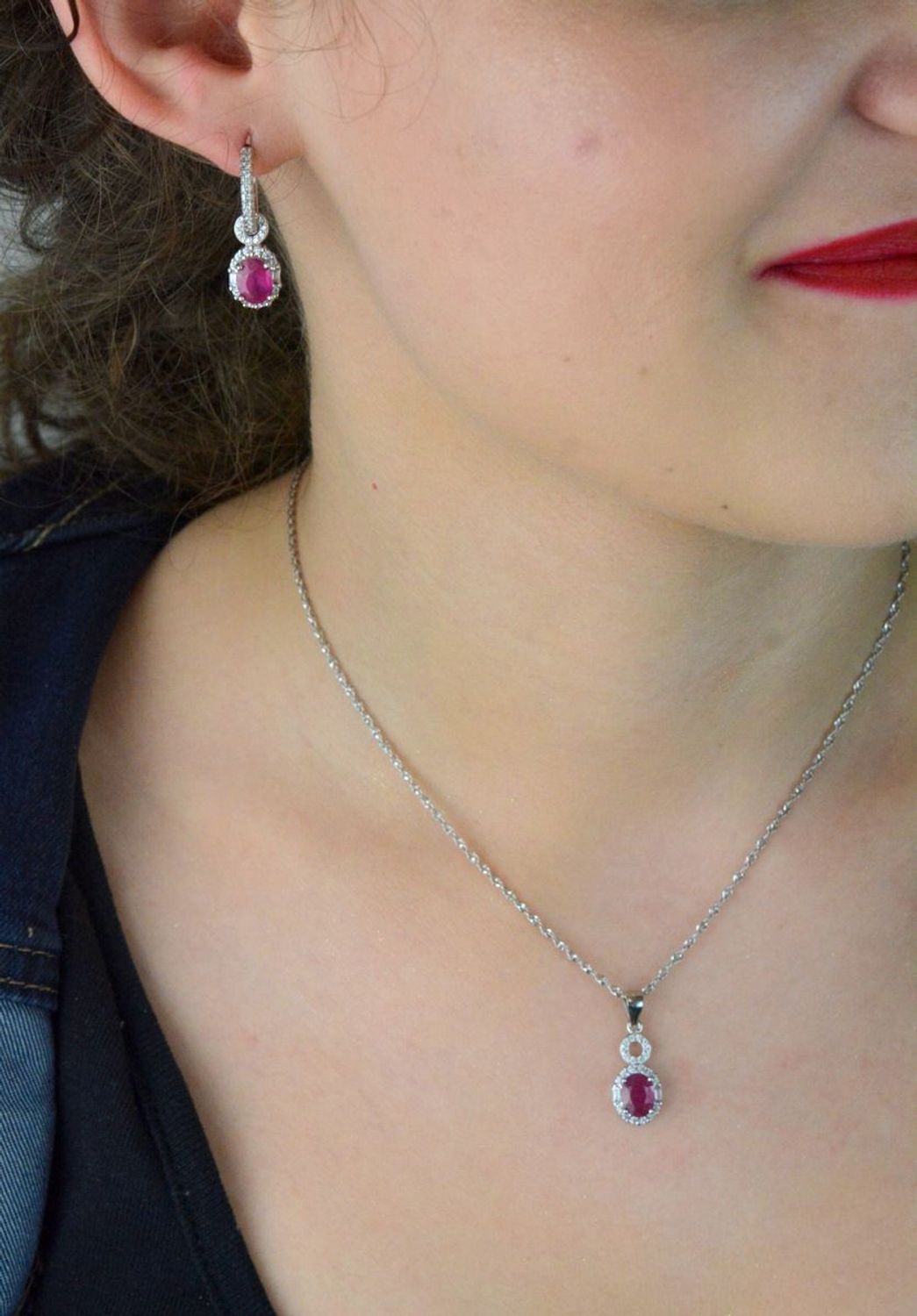 Kolczyki srebrne próby 925 z rubinami i cyrkoniami. Długość 2,5 cm, szerokość 8 mm, zapięcie na zatrzask. Model DIA-KLC-13075-925 – elegancja i kobiecy blask.1.jpg