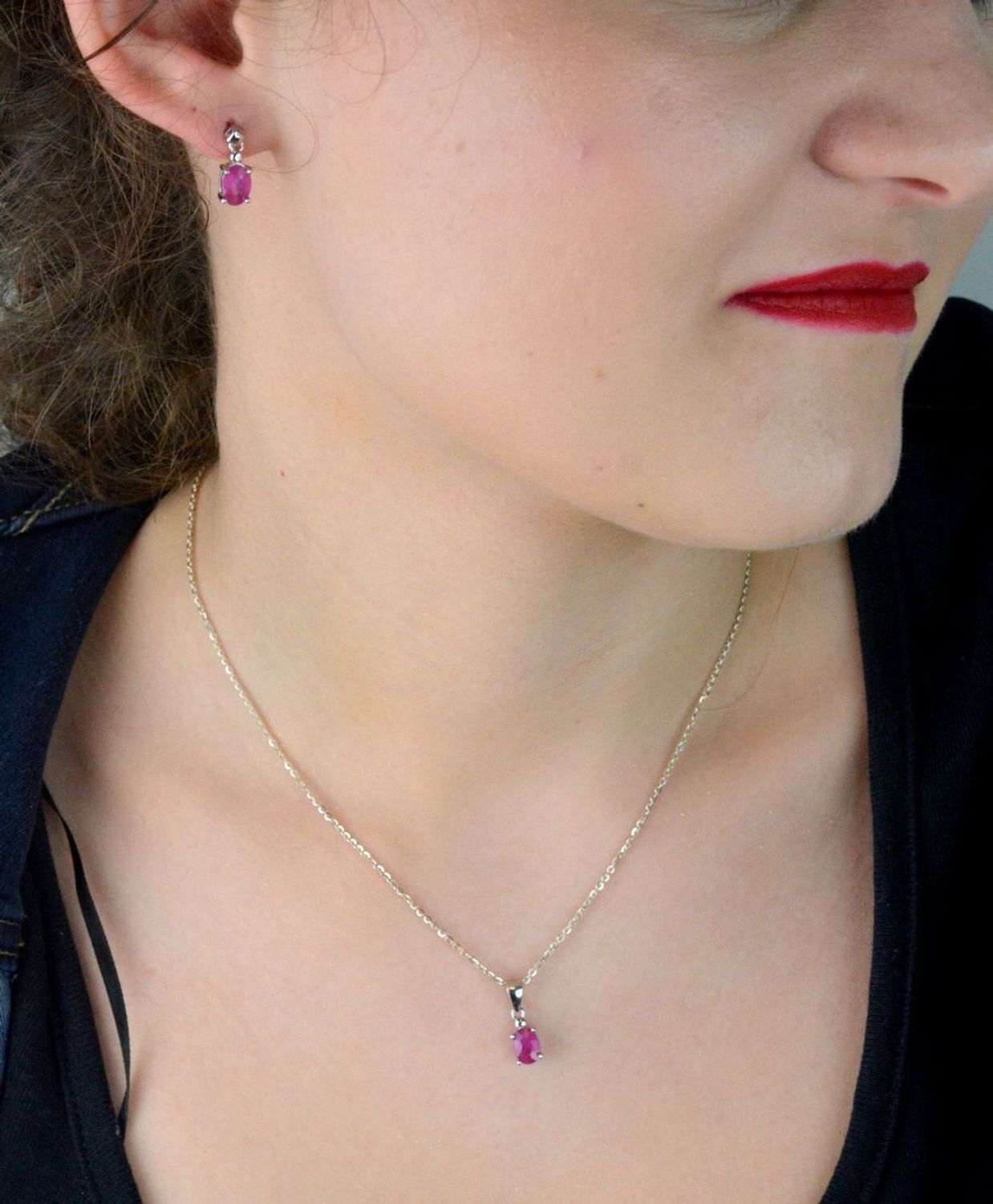 Srebrne kolczyki próby 925 z owalnymi rubinami – model DIA-KLC-13076-925. Delikatne, wiszące kolczyki na sztyft, idealne na prezent i wyjątkowe okazje.1.jpg