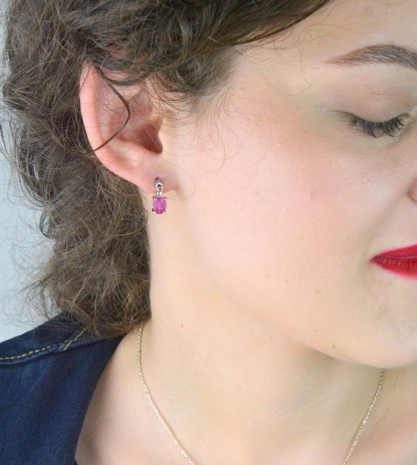 Srebrne kolczyki próby 925 z owalnymi rubinami – model DIA-KLC-13076-925. Delikatne, wiszące kolczyki na sztyft, idealne na prezent i wyjątkowe okazje.1.jpg