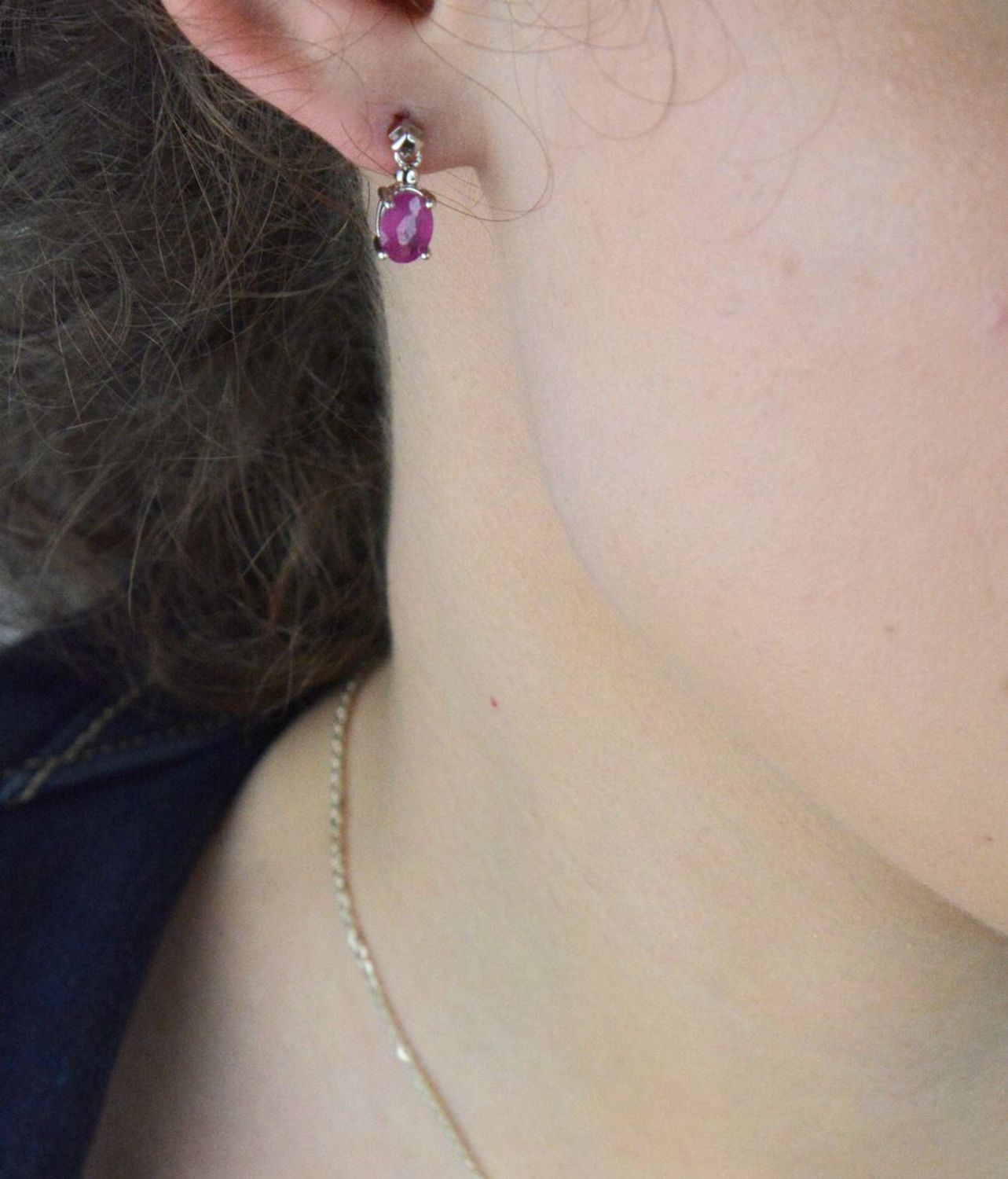 Srebrne kolczyki próby 925 z owalnymi rubinami – model DIA-KLC-13076-925. Delikatne, wiszące kolczyki na sztyft, idealne na prezent i wyjątkowe okazje.1.jpg