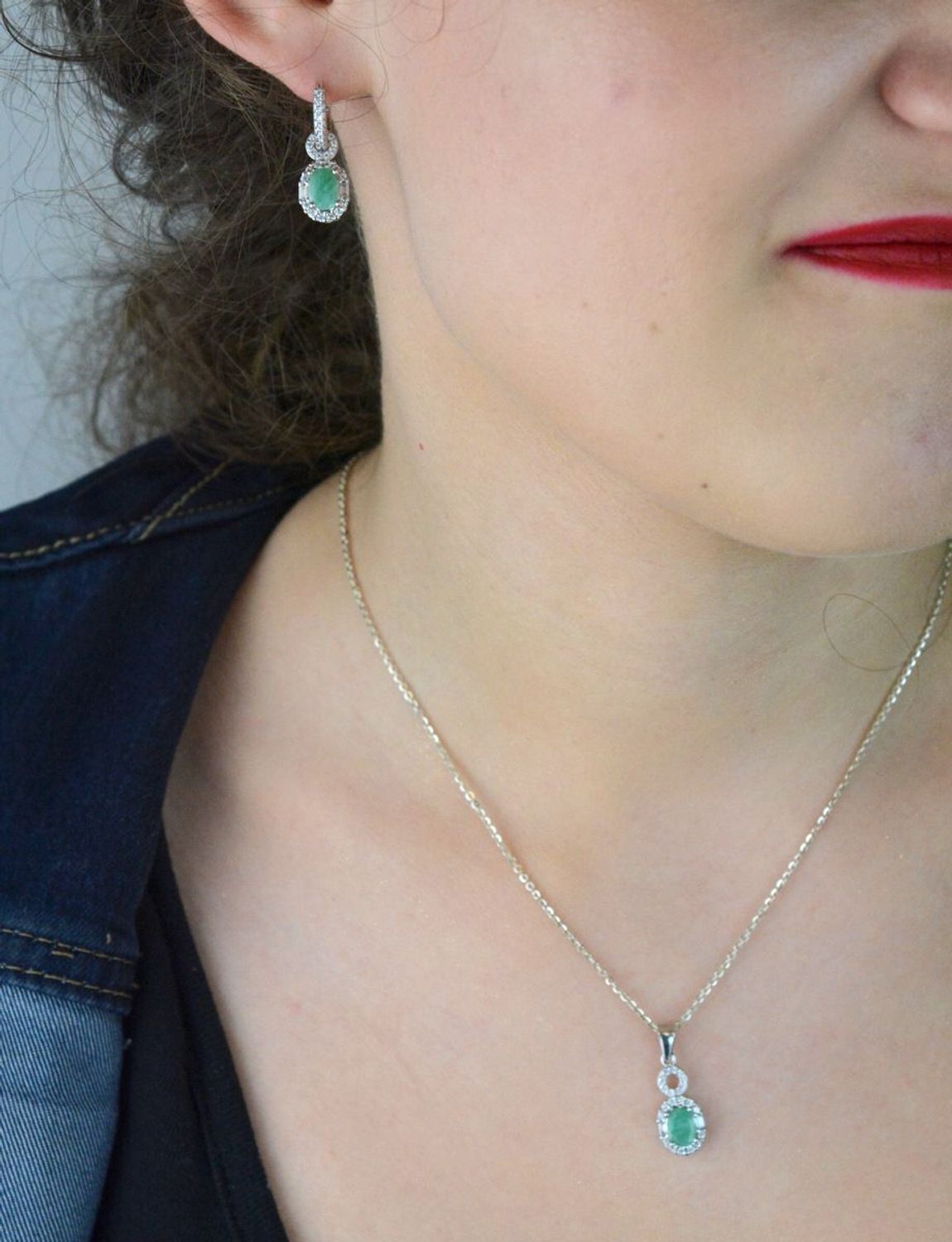 Eleganckie kolczyki srebrne próby 925 z wiszącymi owalnymi szmaragdami i błyszczącymi cyrkoniami. Model DIA-KLC-13077-925. Stylowy dodatek dla kobiet ceniących klasykę i blask.1.jpg