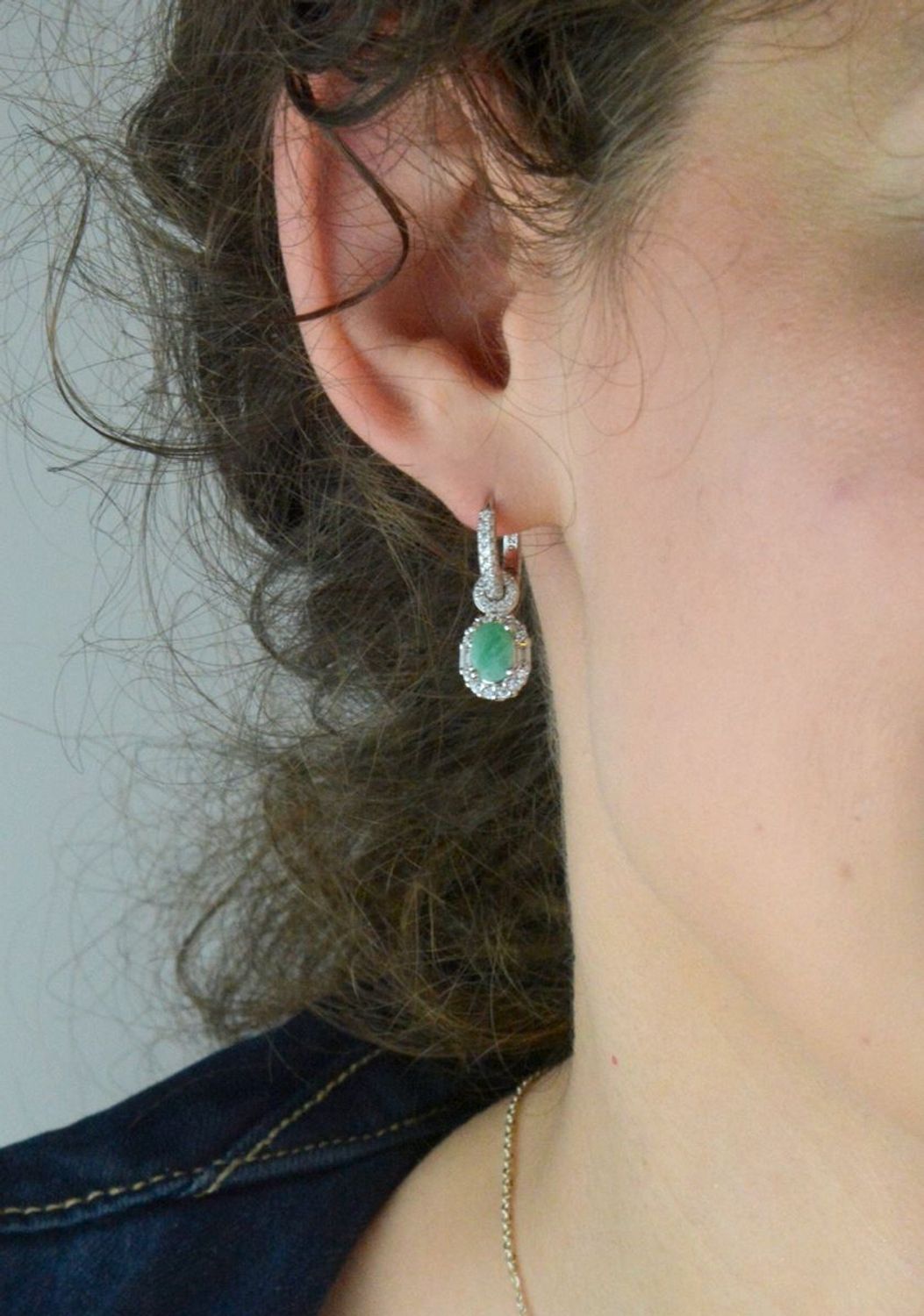 Eleganckie kolczyki srebrne próby 925 z wiszącymi owalnymi szmaragdami i błyszczącymi cyrkoniami. Model DIA-KLC-13077-925. Stylowy dodatek dla kobiet ceniących klasykę i blask.1.jpg