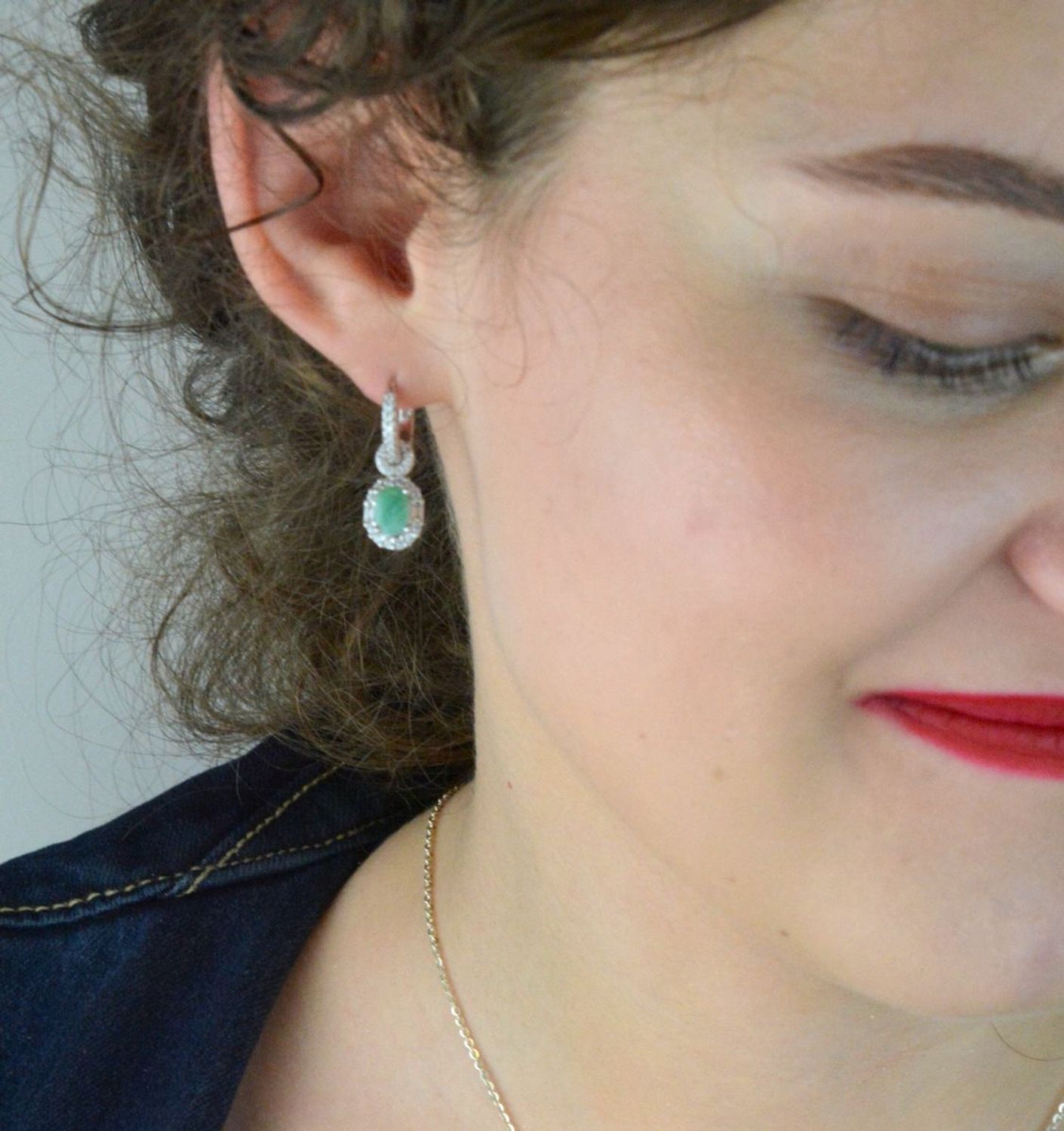 Eleganckie kolczyki srebrne próby 925 z wiszącymi owalnymi szmaragdami i błyszczącymi cyrkoniami. Model DIA-KLC-13077-925. Stylowy dodatek dla kobiet ceniących klasykę i blask.1.jpg