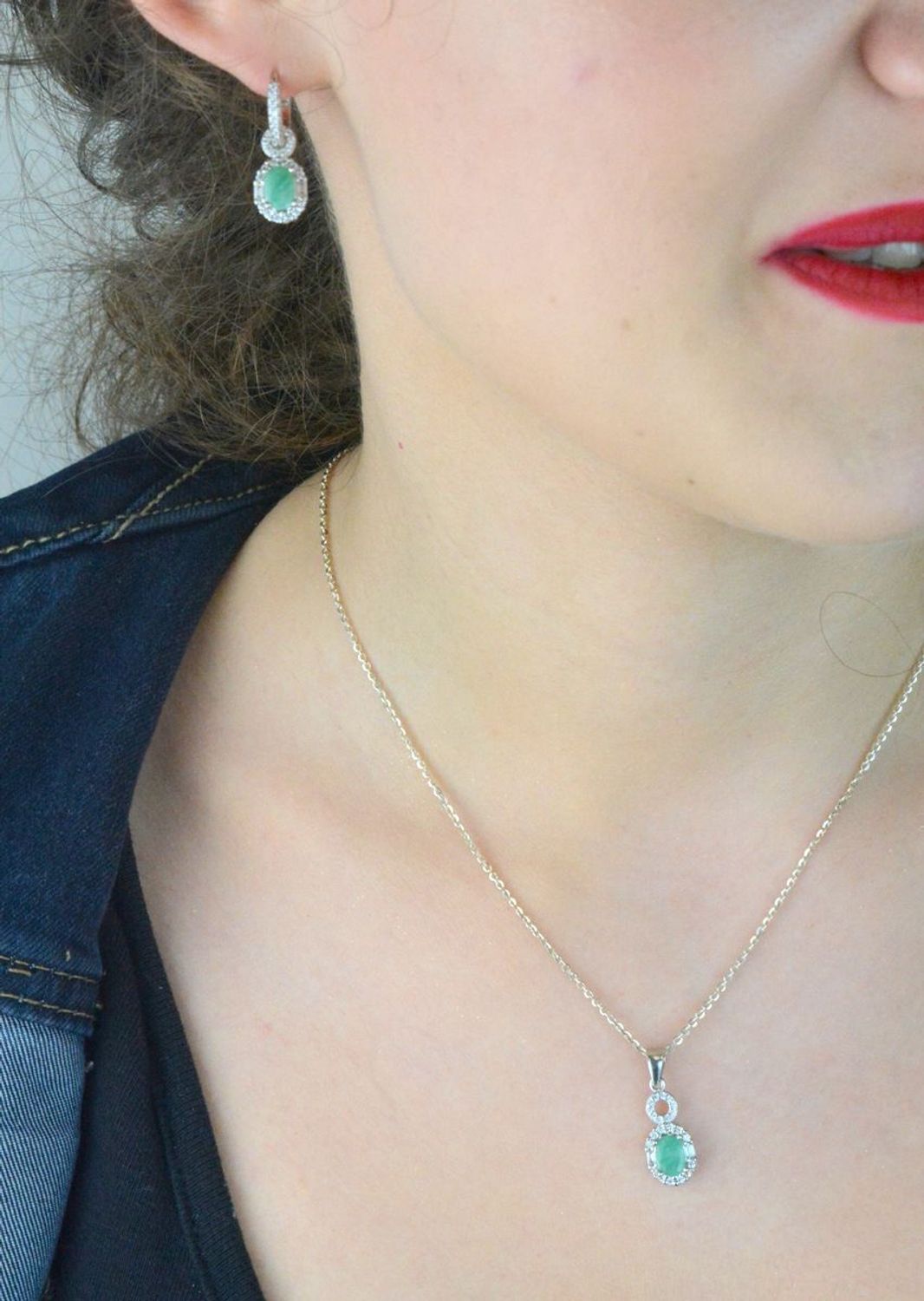 Eleganckie kolczyki srebrne próby 925 z wiszącymi owalnymi szmaragdami i błyszczącymi cyrkoniami. Model DIA-KLC-13077-925. Stylowy dodatek dla kobiet ceniących klasykę i blask.1.jpg