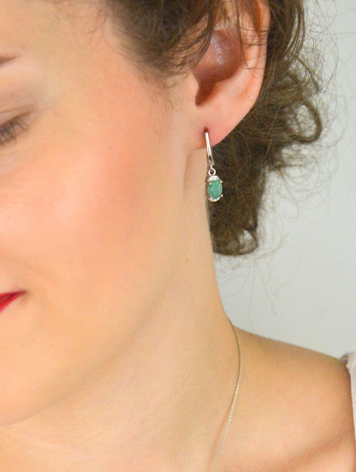 Eleganckie kolczyki wiszące ze srebra próby 925 z naturalnymi szmaragdami i cyrkoniami. Długość 2,5 cm, zapięcie angielskie, waga 3,30 g. Doskonałe na prezent i na co dzień.1.jpg