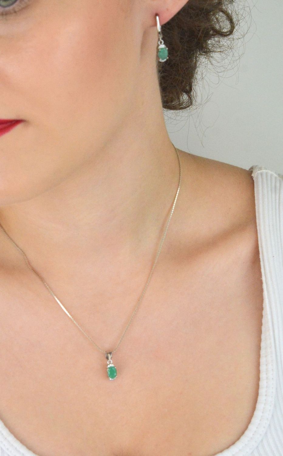 Eleganckie kolczyki wiszące ze srebra próby 925 z naturalnymi szmaragdami i cyrkoniami. Długość 2,5 cm, zapięcie angielskie, waga 3,30 g. Doskonałe na prezent i na co dzień.1.jpg