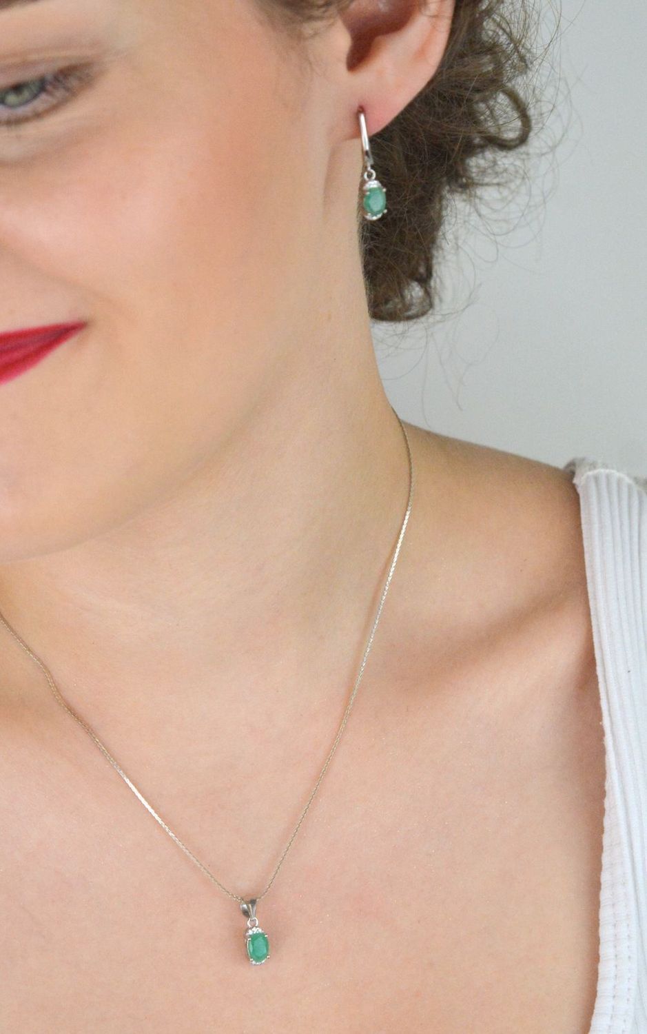 Eleganckie kolczyki wiszące ze srebra próby 925 z naturalnymi szmaragdami i cyrkoniami. Długość 2,5 cm, zapięcie angielskie, waga 3,30 g. Doskonałe na prezent i na co dzień.1.jpg