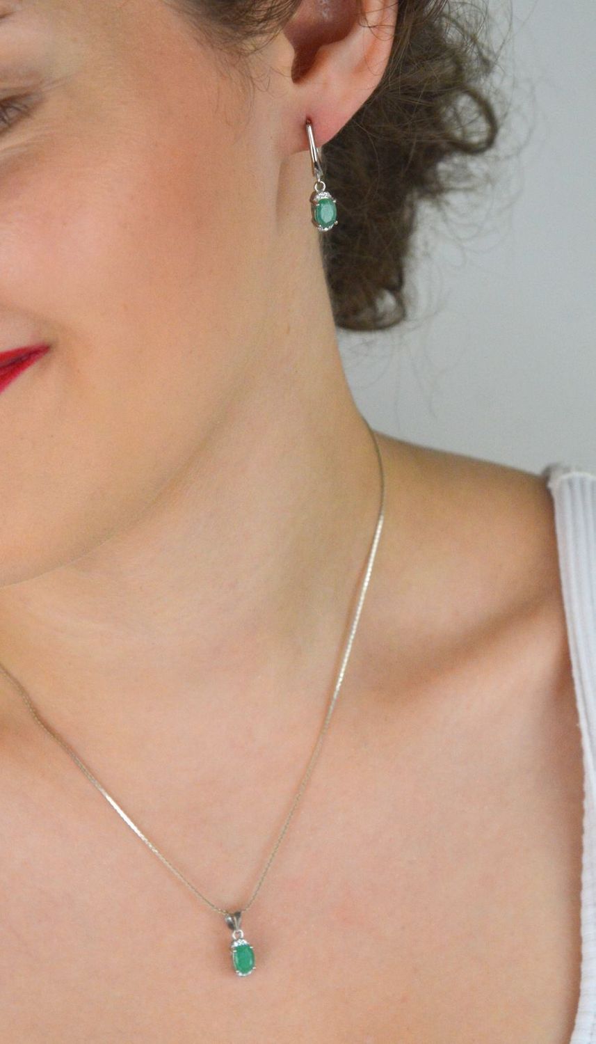 Eleganckie kolczyki wiszące ze srebra próby 925 z naturalnymi szmaragdami i cyrkoniami. Długość 2,5 cm, zapięcie angielskie, waga 3,30 g. Doskonałe na prezent i na co dzień.1.jpg