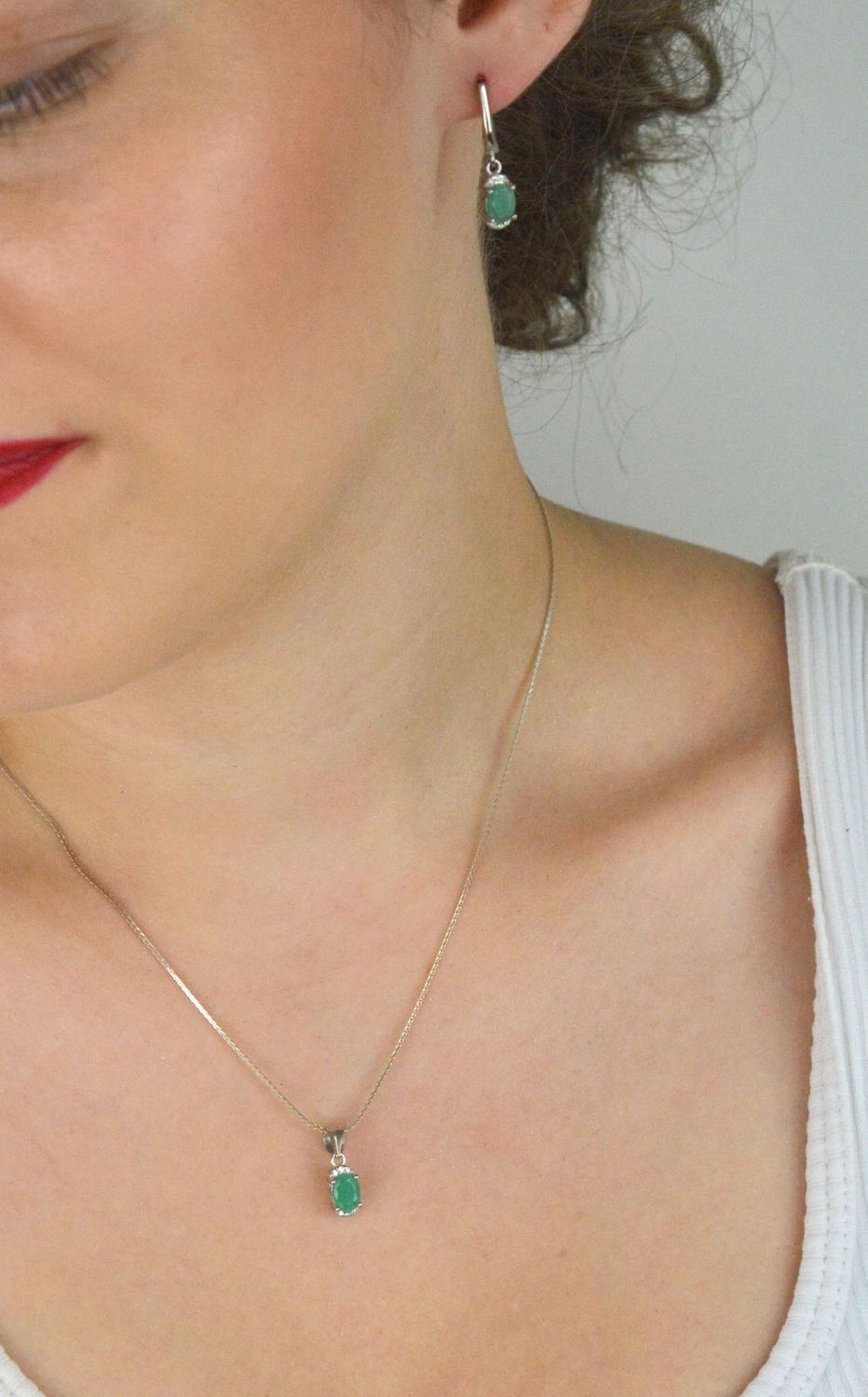 Eleganckie kolczyki wiszące ze srebra próby 925 z naturalnymi szmaragdami i cyrkoniami. Długość 2,5 cm, zapięcie angielskie, waga 3,30 g. Doskonałe na prezent i na co dzień.1.jpg