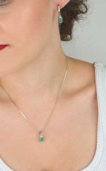 Eleganckie kolczyki wiszące ze srebra próby 925 z naturalnymi szmaragdami i cyrkoniami. Długość 2,5 cm, zapięcie angielskie, waga 3,30 g. Doskonałe na prezent i na co dzień (2).JPG
