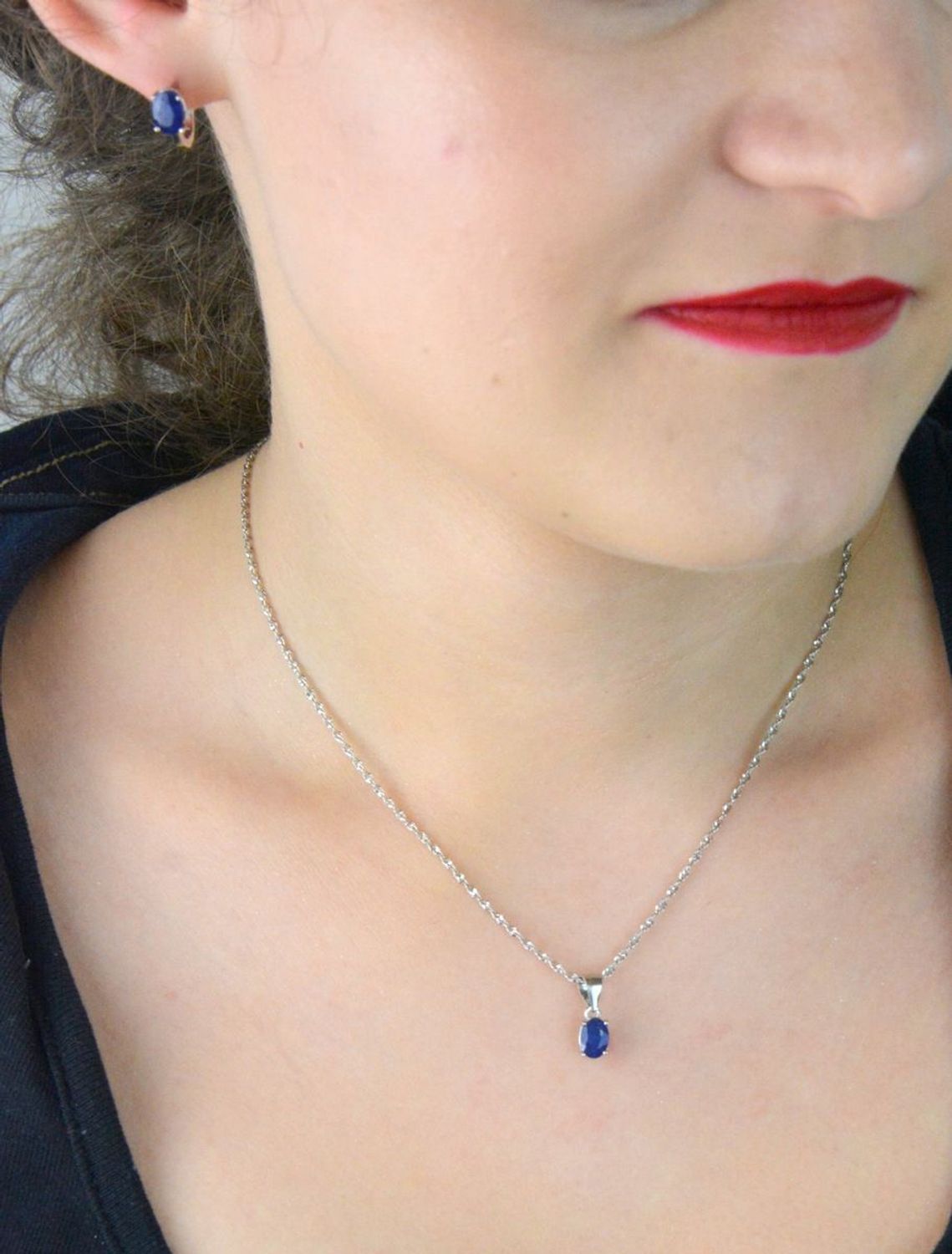 Kolczyki damskie srebrne próby 925 z naturalnymi szafirami o szerokości 5 mm i długości 1,1 cm. Zapięcie angielskie. Model DIA-KLC-13079-925 – elegancja i blask.1.jpg