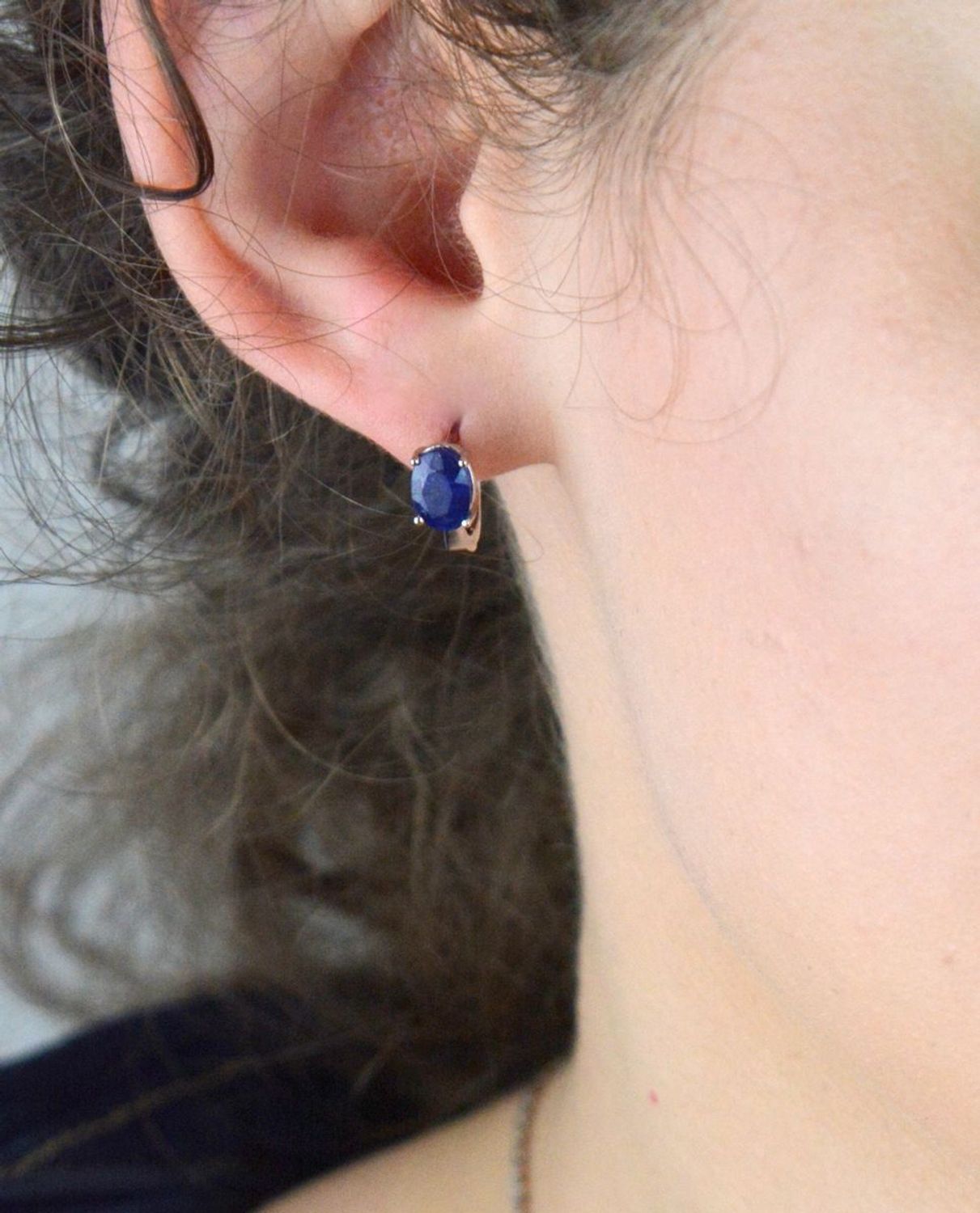 Kolczyki damskie srebrne próby 925 z naturalnymi szafirami o szerokości 5 mm i długości 1,1 cm. Zapięcie angielskie. Model DIA-KLC-13079-925 – elegancja i blask.1.jpg