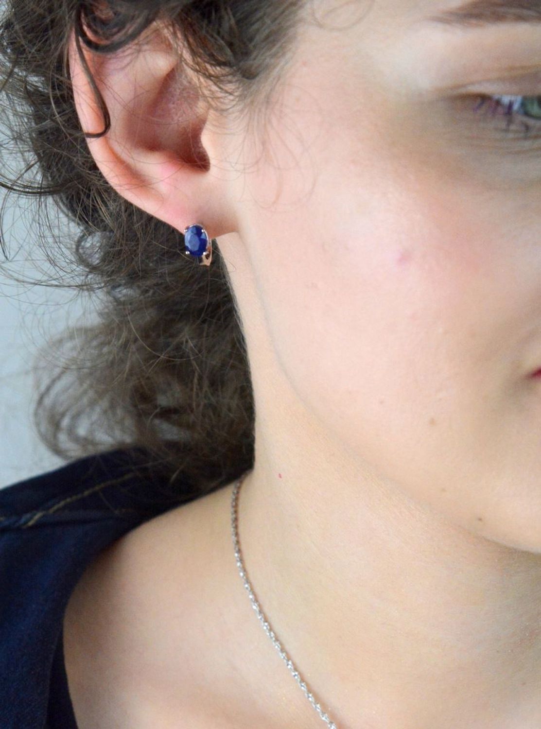 Kolczyki damskie srebrne próby 925 z naturalnymi szafirami o szerokości 5 mm i długości 1,1 cm. Zapięcie angielskie. Model DIA-KLC-13079-925 – elegancja i blask.1.jpg