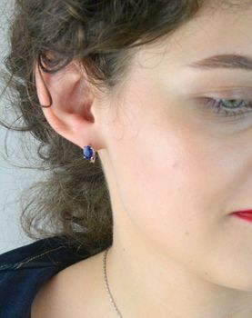 Kolczyki damskie srebrne próby 925 z naturalnymi szafirami o szerokości 5 mm i długości 1,1 cm. Zapięcie angielskie. Model DIA-KLC-13079-925 – elegancja i blask (2).JPG