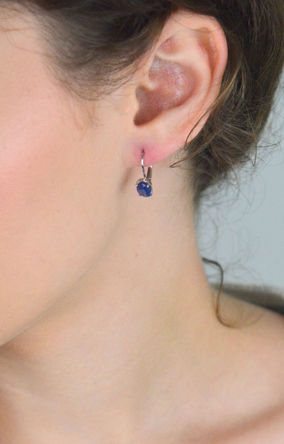 Kolczyki srebrne damskie DIA-KLC-13080-925 – z owalnym szafirem, srebro próby 925, długość 1,5 cm, szerokość 5 mm, zapięcie typu bigiel angielski, elegancka i ponadczasowa biżuteria.1.jpg