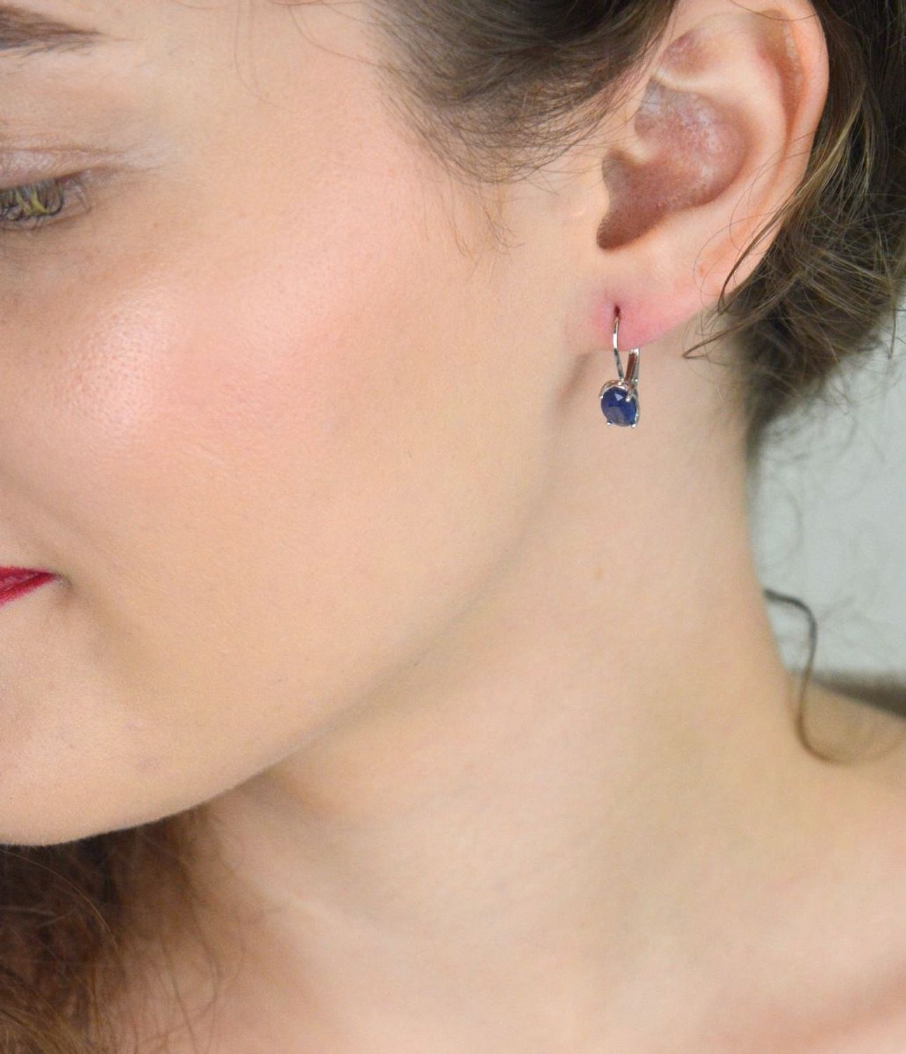 Kolczyki srebrne damskie DIA-KLC-13080-925 – z owalnym szafirem, srebro próby 925, długość 1,5 cm, szerokość 5 mm, zapięcie typu bigiel angielski, elegancka i ponadczasowa biżuteria.1.jpg