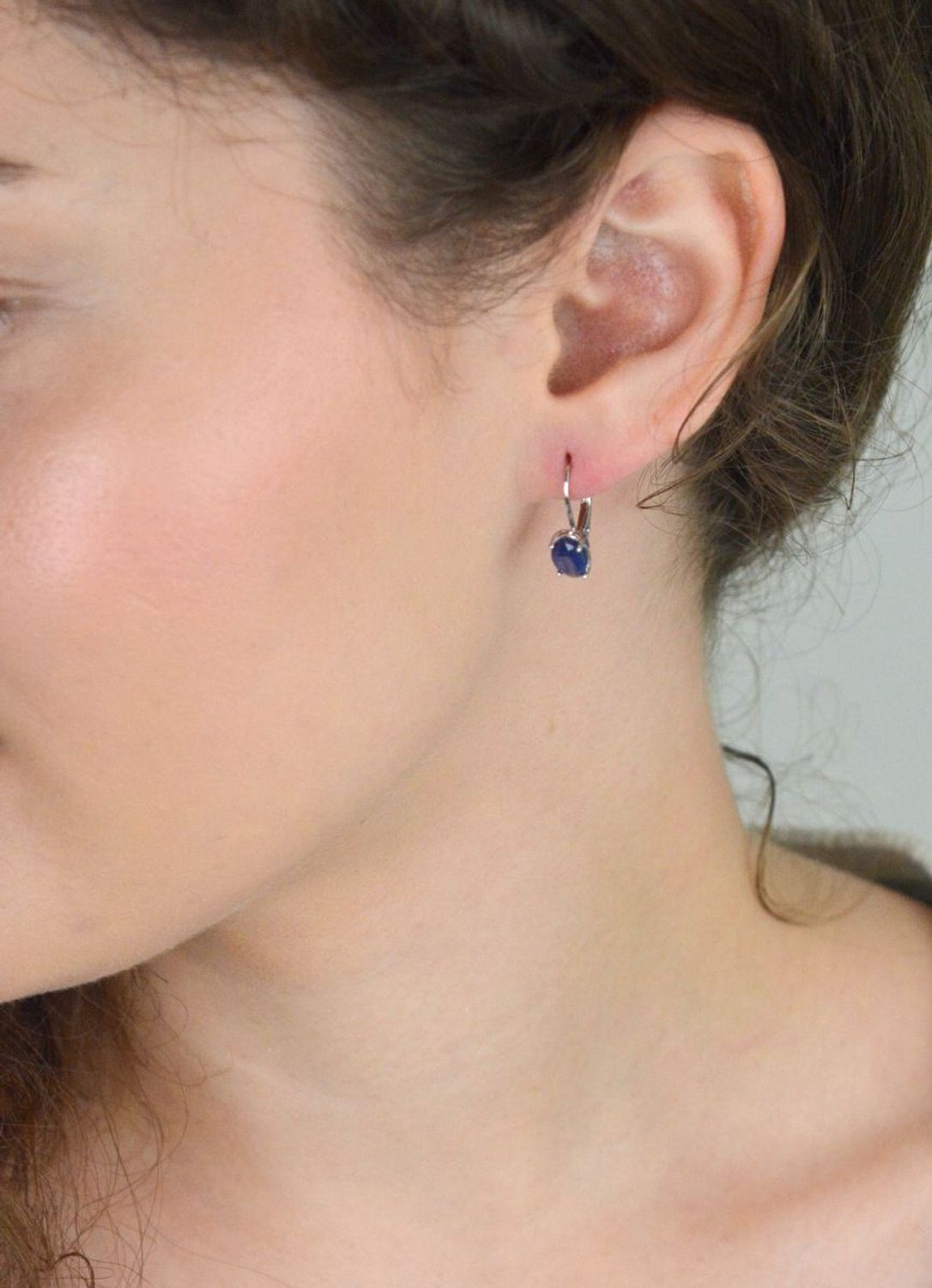 Kolczyki srebrne damskie DIA-KLC-13080-925 – z owalnym szafirem, srebro próby 925, długość 1,5 cm, szerokość 5 mm, zapięcie typu bigiel angielski, elegancka i ponadczasowa biżuteria.1.jpg