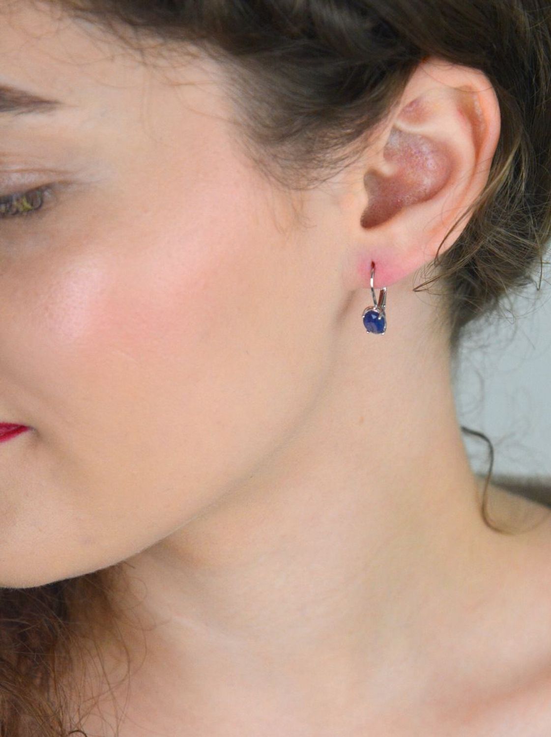 Kolczyki srebrne damskie DIA-KLC-13080-925 – z owalnym szafirem, srebro próby 925, długość 1,5 cm, szerokość 5 mm, zapięcie typu bigiel angielski, elegancka i ponadczasowa biżuteria.1.jpg