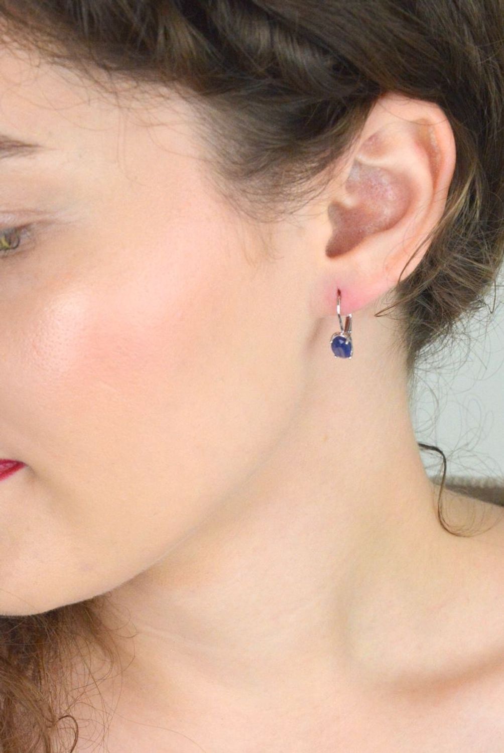 Kolczyki srebrne damskie DIA-KLC-13080-925 – z owalnym szafirem, srebro próby 925, długość 1,5 cm, szerokość 5 mm, zapięcie typu bigiel angielski, elegancka i ponadczasowa biżuteria.1.jpg