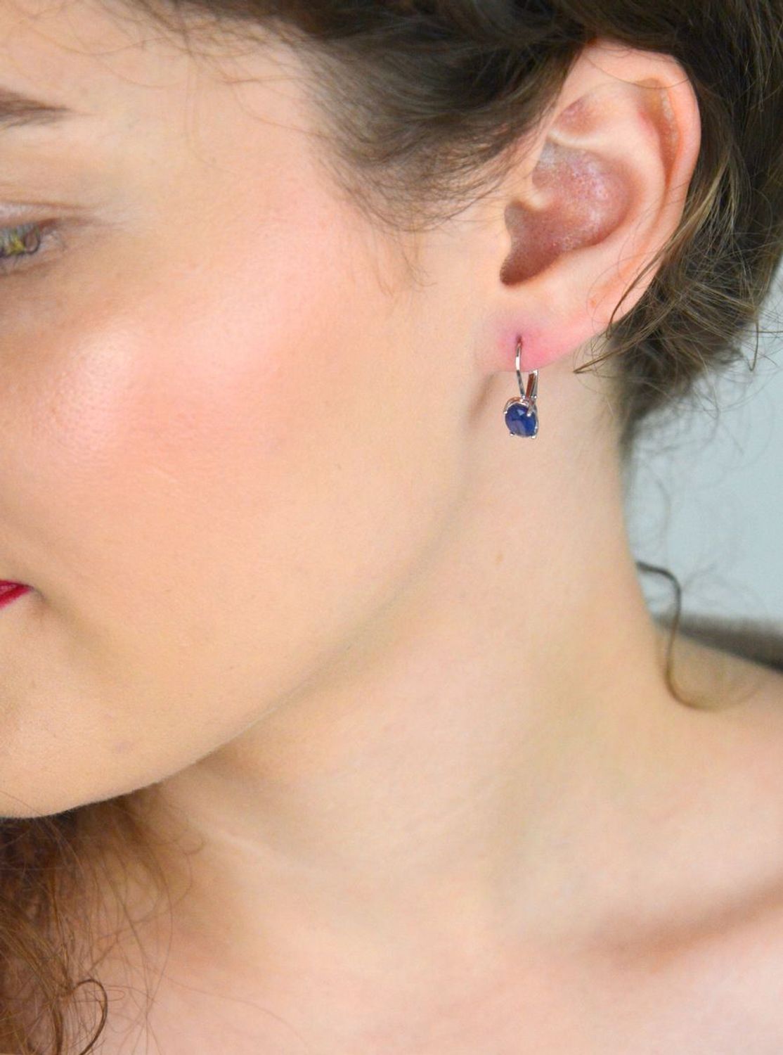 Kolczyki srebrne damskie DIA-KLC-13080-925 – z owalnym szafirem, srebro próby 925, długość 1,5 cm, szerokość 5 mm, zapięcie typu bigiel angielski, elegancka i ponadczasowa biżuteria.1.jpg