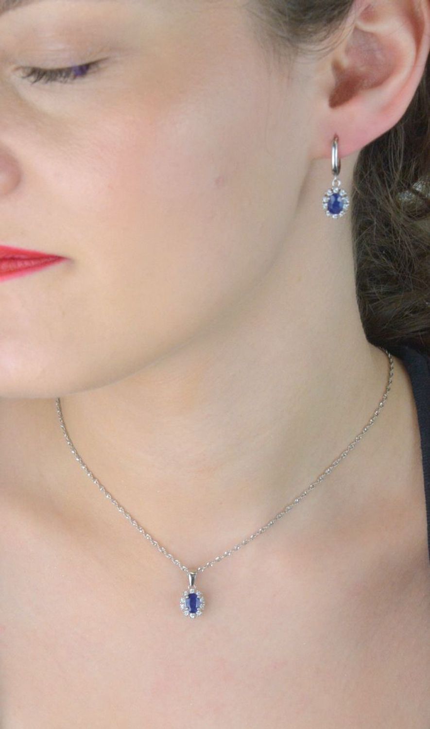 Kolczyki damskie srebrne próby 925 z owalnym szafirem i błyszczącymi cyrkoniami. Waga 3,95 g, długość 2,3 cm, szerokość 7 mm, zapięcie angielskie. Model DIA-KLC-13081-925.1.jpg