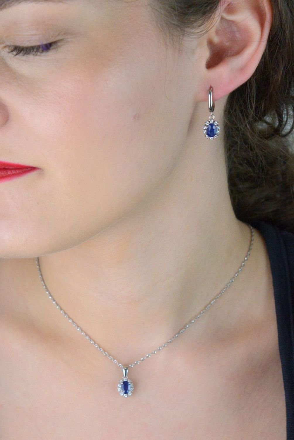 Kolczyki damskie srebrne próby 925 z owalnym szafirem i błyszczącymi cyrkoniami. Waga 3,95 g, długość 2,3 cm, szerokość 7 mm, zapięcie angielskie. Model DIA-KLC-13081-925.1.jpg