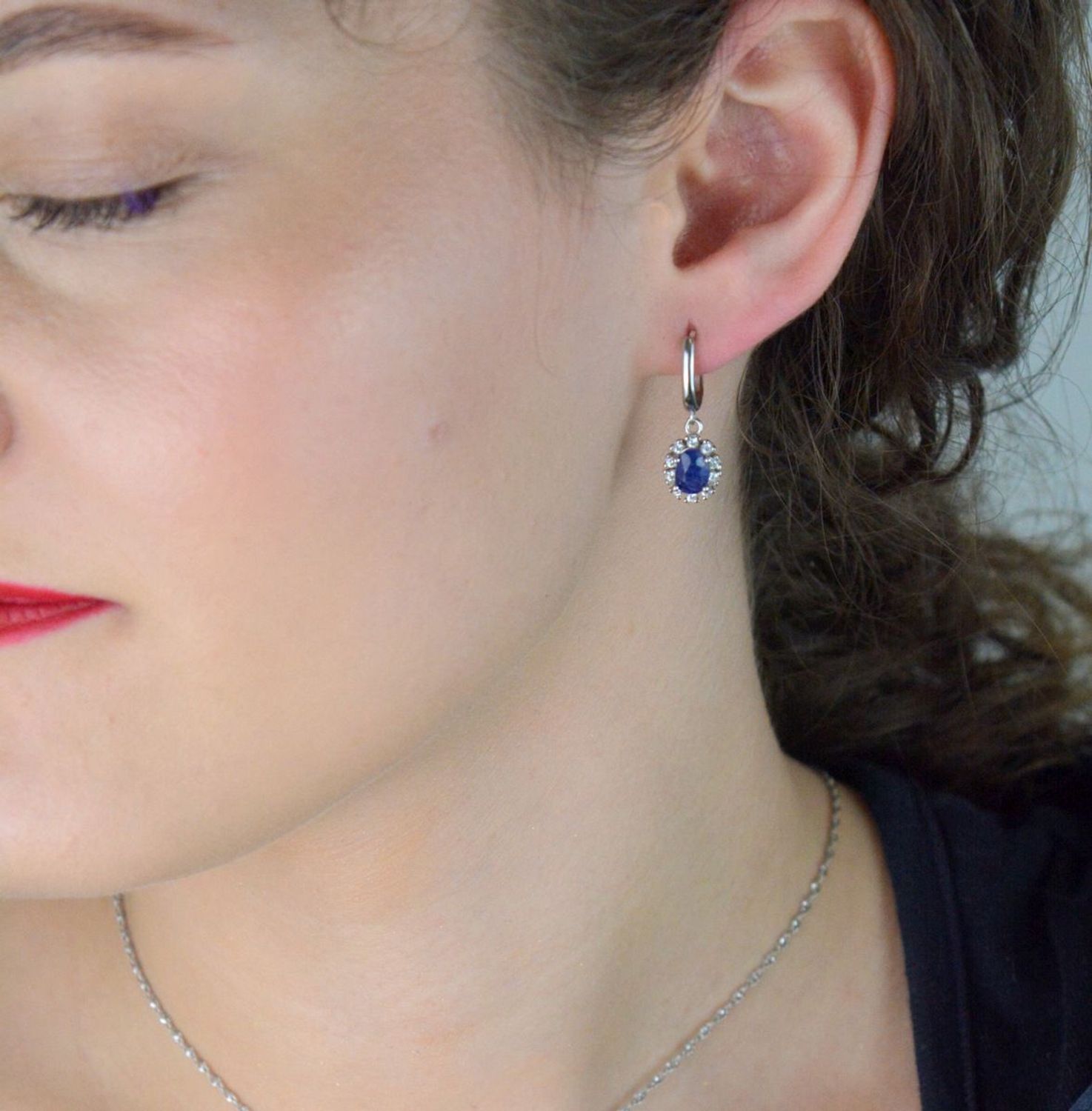 Kolczyki damskie srebrne próby 925 z owalnym szafirem i błyszczącymi cyrkoniami. Waga 3,95 g, długość 2,3 cm, szerokość 7 mm, zapięcie angielskie. Model DIA-KLC-13081-925.1.jpg