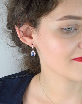 Srebrne kolczyki próby 925 z owalnymi szafirami i cyrkoniami. Model DIA-KLC-13082-925 z angielskim zapięciem – elegancja i kobiecy blask w wyjątkowej oprawie (2).JPG