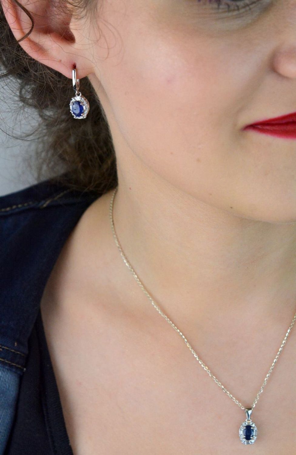 Srebrne kolczyki próby 925 z owalnymi szafirami i cyrkoniami. Model DIA-KLC-13082-925 z angielskim zapięciem – elegancja i kobiecy blask w wyjątkowej oprawie.1.jpg