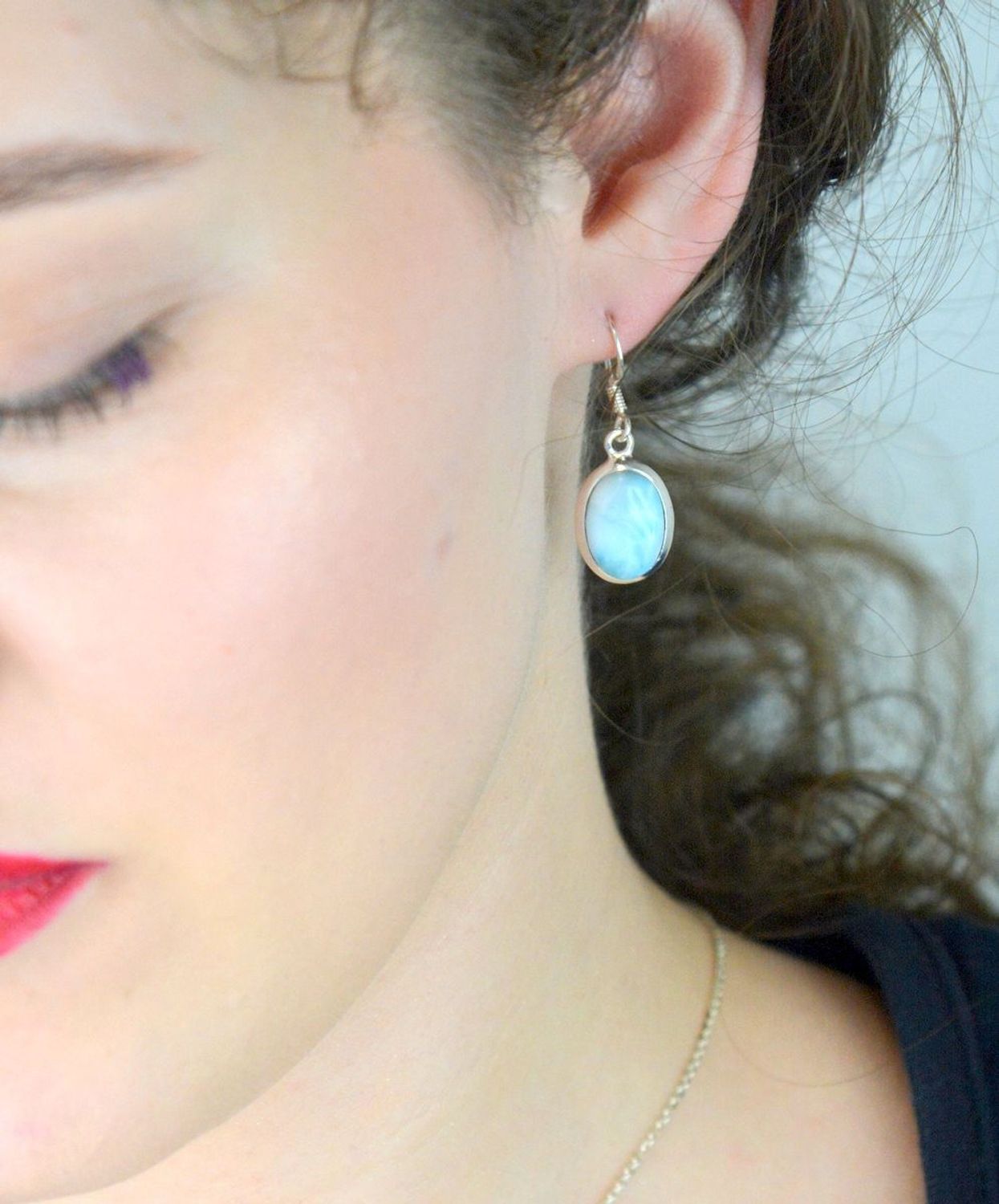 Kolczyki damskie srebrne próby 925 z owalnym larimarem. Długość 3,3 cm, szerokość 1,2 cm, zapięcie bigiel otwarty. Waga 4,42 g. Unikalna biżuteria z naturalnym kamieniem.1.jpg